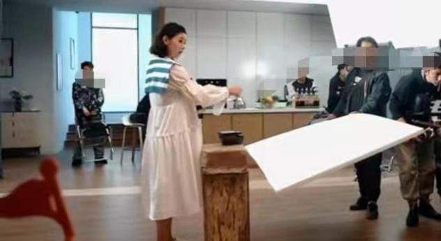 脸部 李小萌挺二胎孕肚拍片,圆润鹅蛋脸太像杨超越,生图比精修美太多