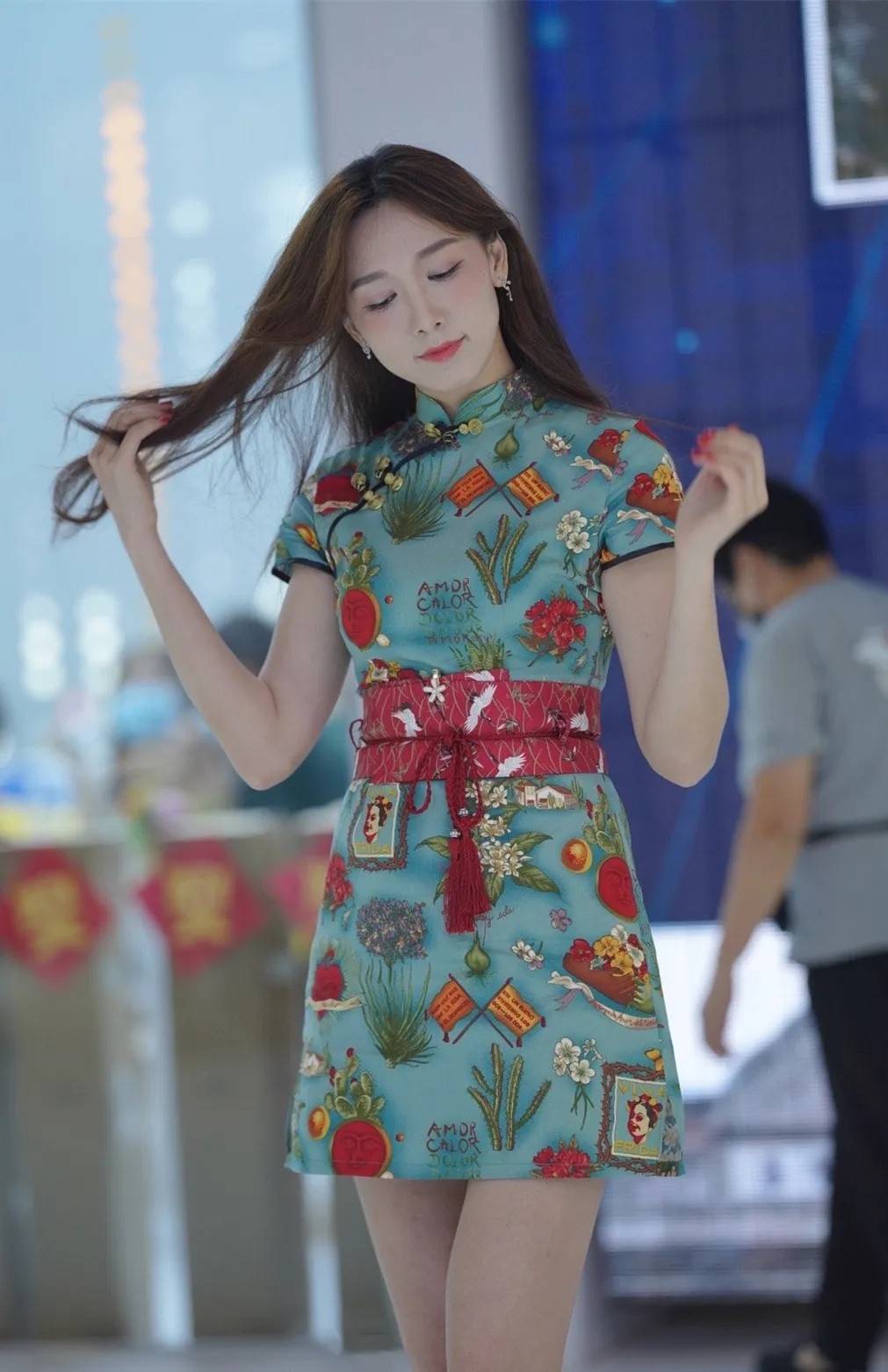 显得 时髦又充满复古感的穿法，高级大方气质不凡，尽显魅力四射的风采