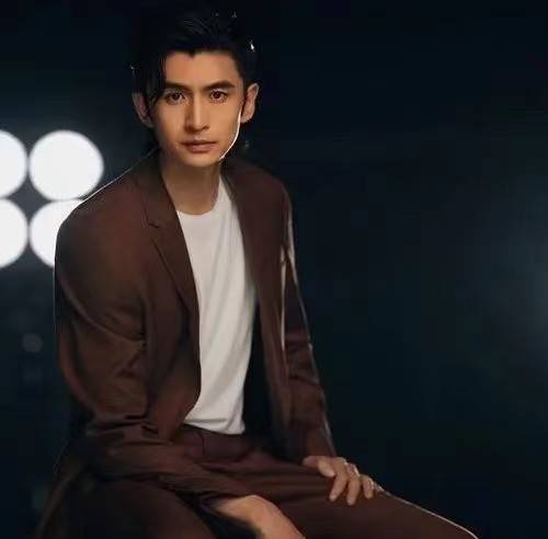 张晋|《披哥》的最大赢家,不是陈小春、张晋,而是被骂上热搜的他