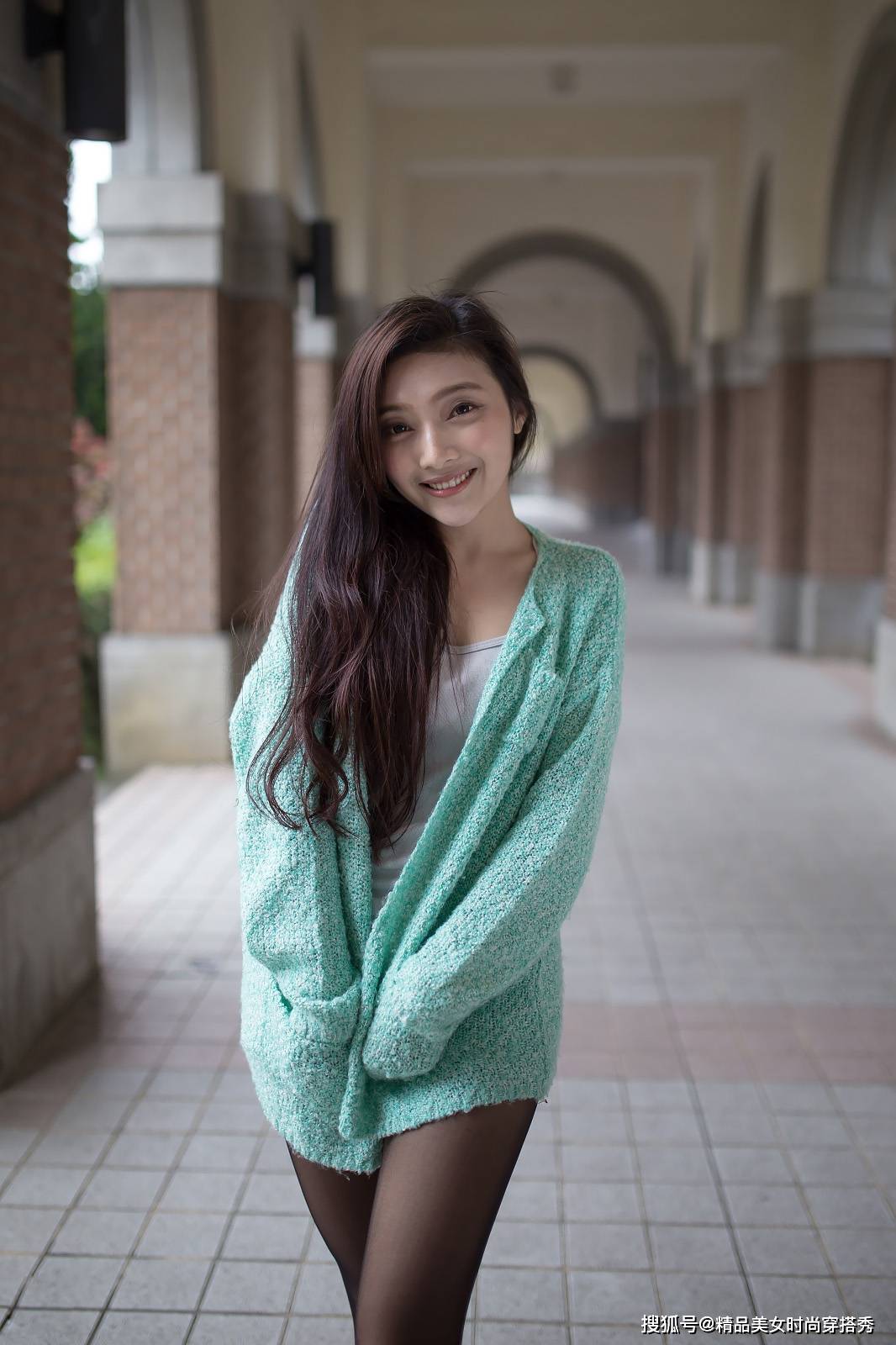 黑色 浅绿色的针织开衫时尚又吸睛，下搭一条浅白色牛仔短裤，潮范十足
