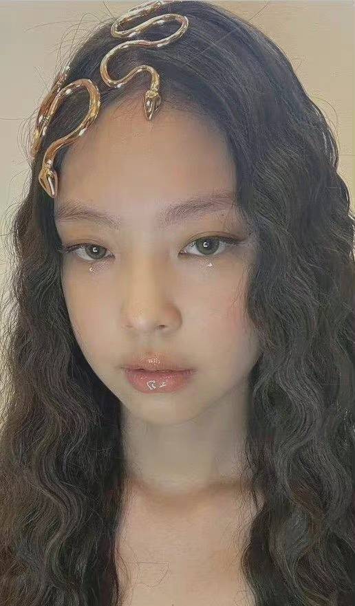 金智妮|Jennie美杜莎造型曝光，万圣节装扮好有感觉，cos的还原吗