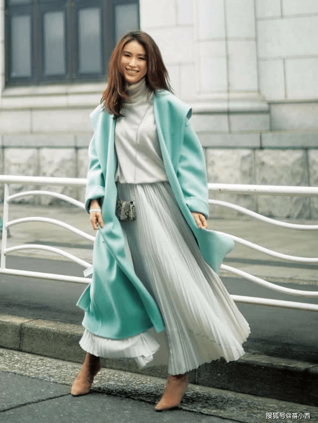 身材 今年还是穿“长款大衣”最高级，搭配毛衣、半身裙、裤子时髦洋气