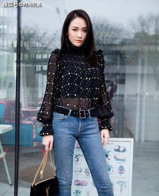 黑色 陈乔恩还能再“嫩”吗?穿卡其色风衣配马丁靴,嫩成24岁少女