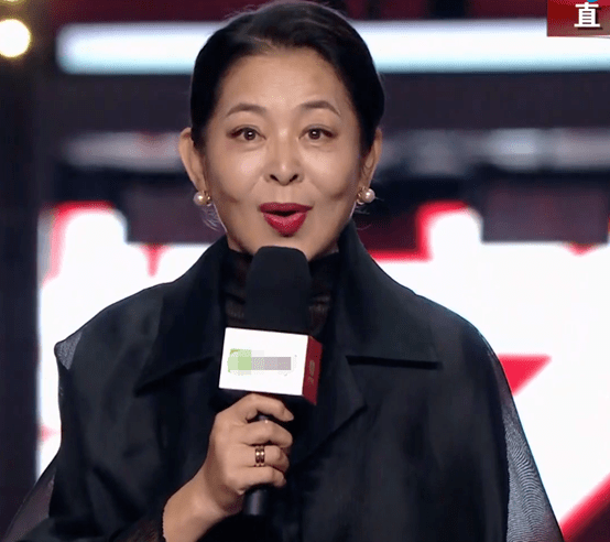 短裙 女星晚会 “杀”疯！皮衣烟熏妆，短裙险走光，66岁赵雅芝秀身材