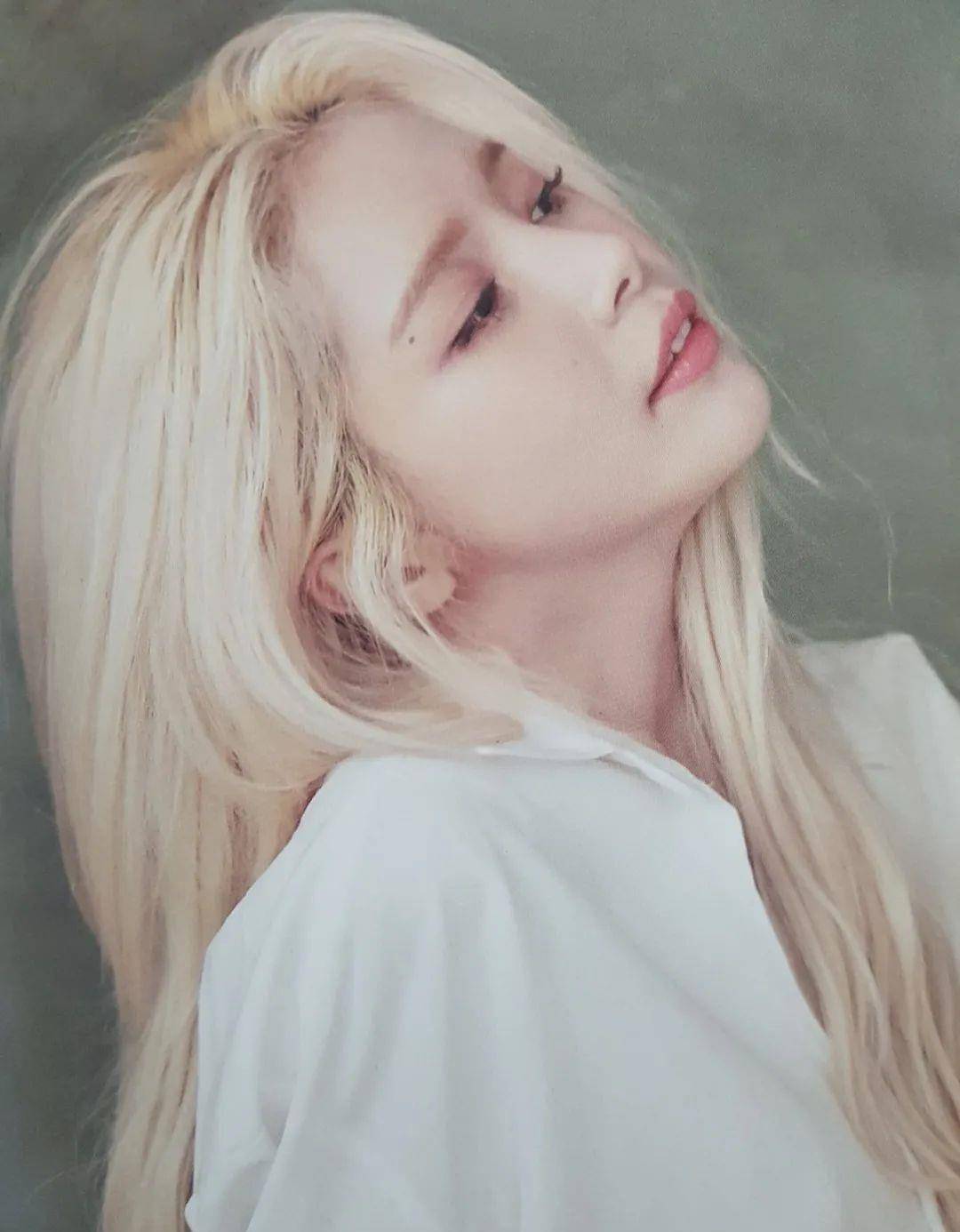 金发抄袭Lisa“太妹头”的佟丽娅一夜刷爆几亿播放量？内娱女爱豆都看跪了！