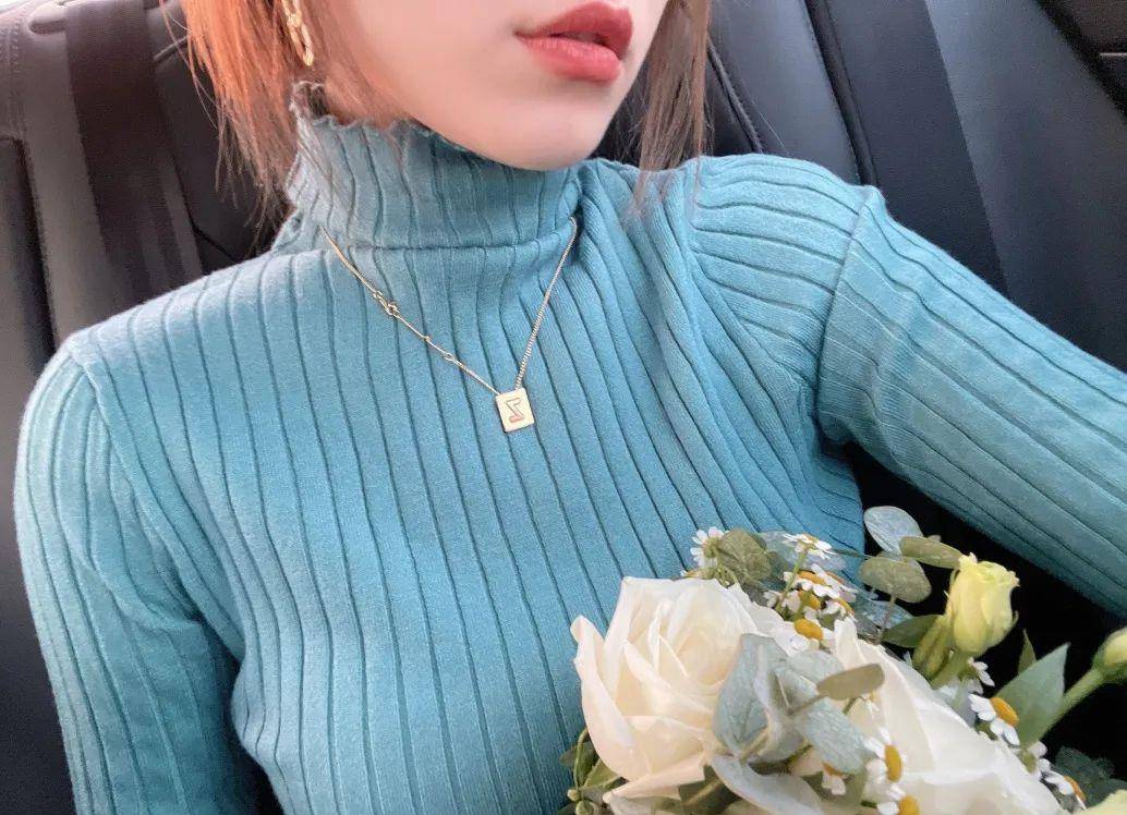 颜色 穿堆堆领的女人，看起来就不一般。赫本、梦露皆是如此。