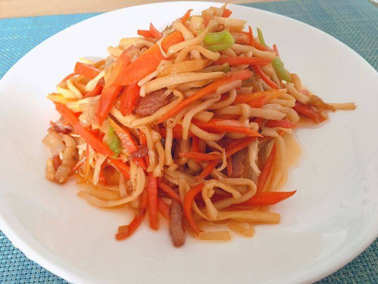 教你家常好吃的胡萝卜笋丝小炒,简单易做又营养美味,一盘不够吃_肉丝