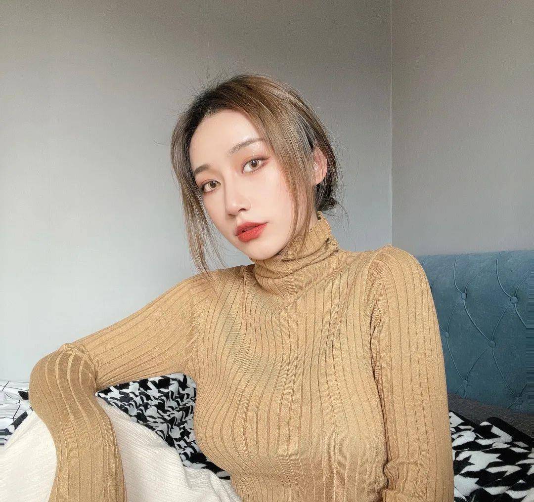 颜色 穿堆堆领的女人，看起来就不一般。赫本、梦露皆是如此。