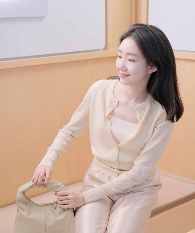 下半身 小个子女生秋冬如何穿出女人味？芥末黄打底衫搭配阔腿裤，超好看