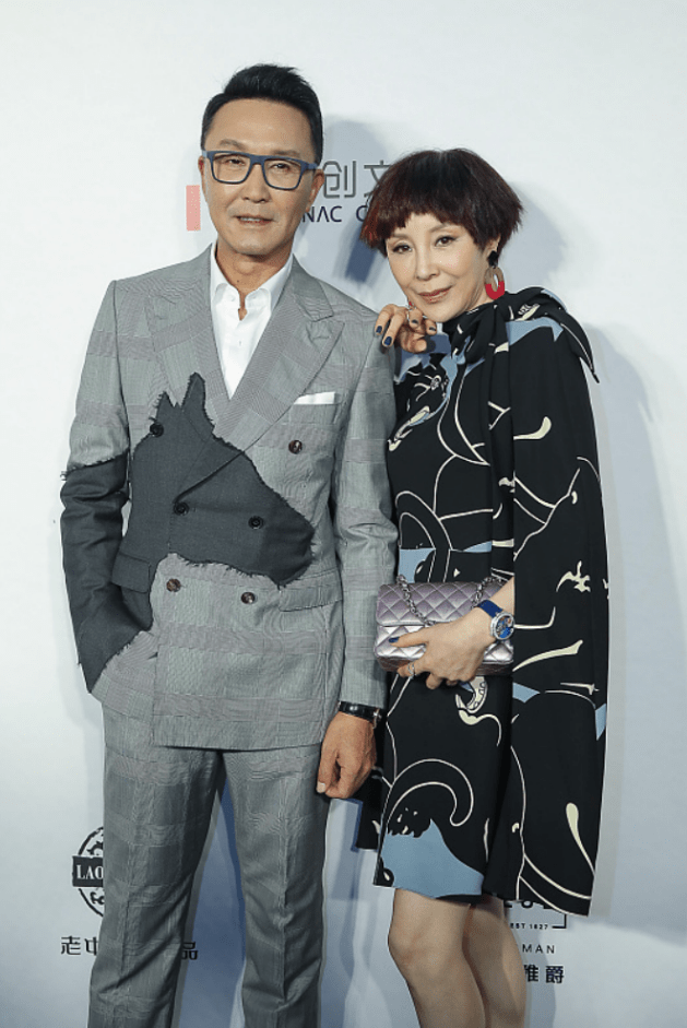 黑色 没想到吴刚妻子也这么美，穿黑衣配短发真优雅，看着也挺年轻的
