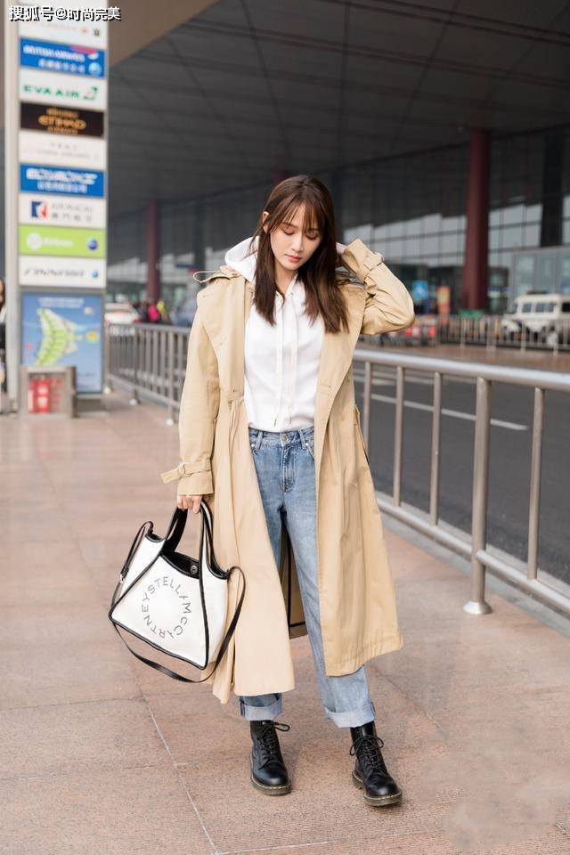 黑色 陈乔恩还能再“嫩”吗?穿卡其色风衣配马丁靴,嫩成24岁少女