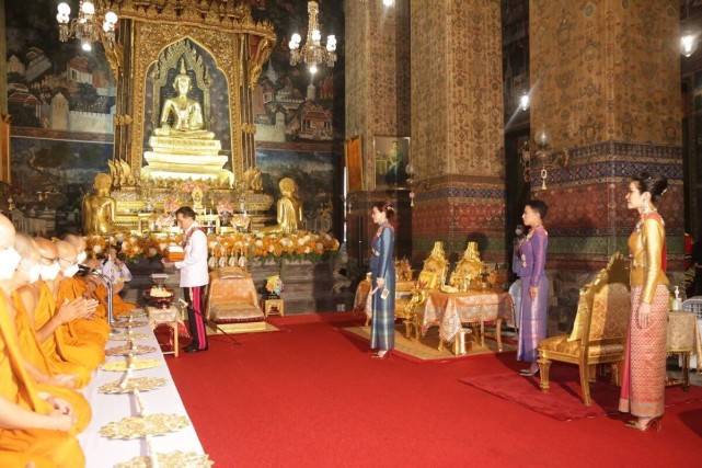 身材诗妮娜歪头卖萌摆pose！金衫配红裙轻松艳压苏提达，可惜脸垮得严重