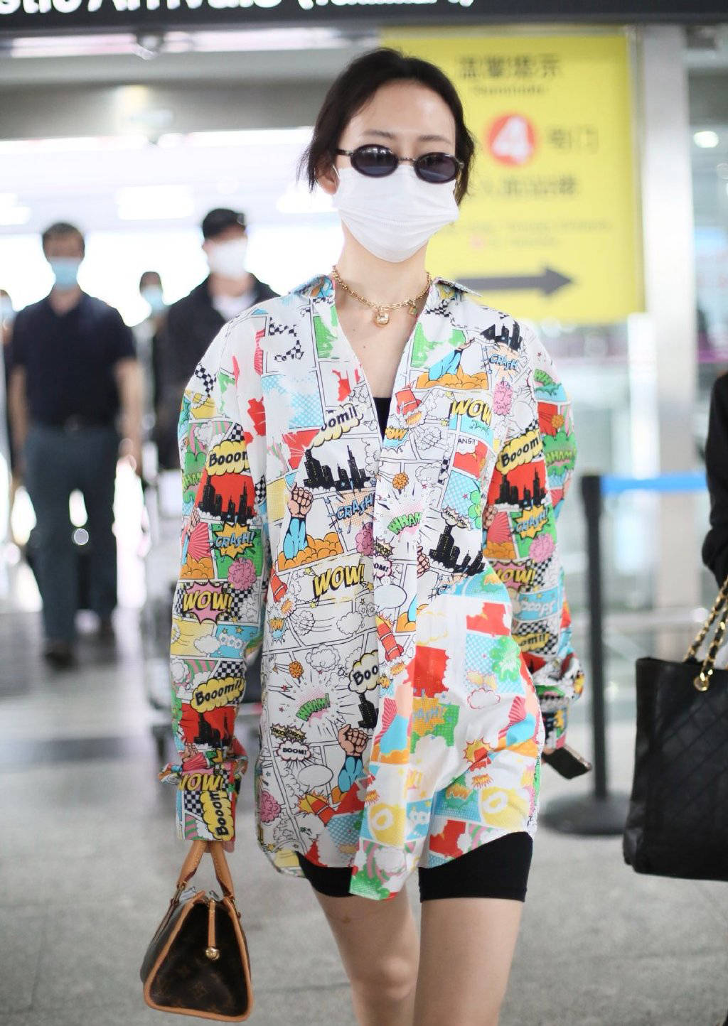 王鸥 王鸥何时这么高调了，穿彩色印花衬衫配骑行裤，纤细美腿抢镜十足