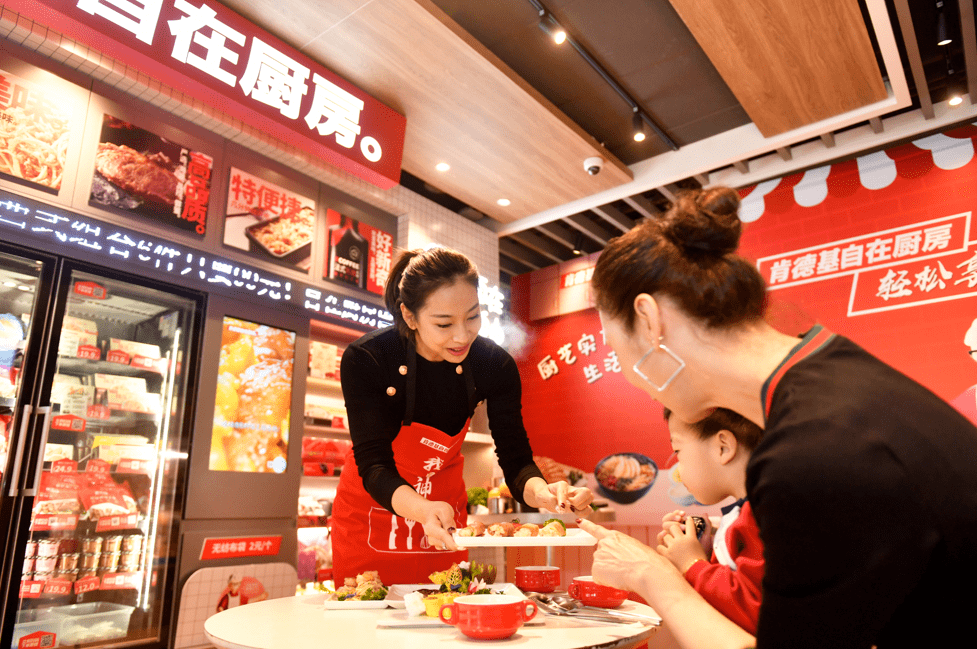 女排功勋球员王茜空降肯德基自在厨房店中店大秀厨艺_消费