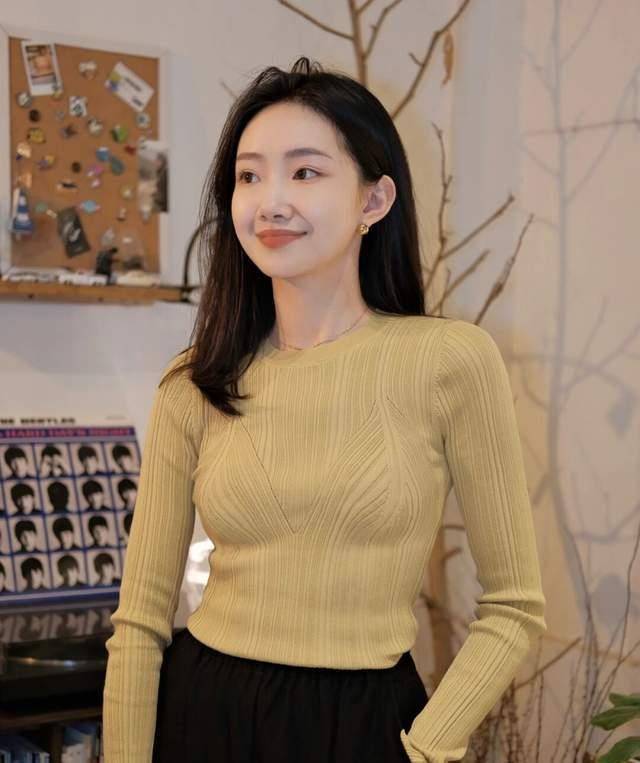 下半身 小个子女生秋冬如何穿出女人味？芥末黄打底衫搭配阔腿裤，超好看