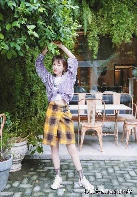 短裙 吴昕瘦身后美到骨子里，穿露脐抹胸衣配牛仔短裙，美得认不出