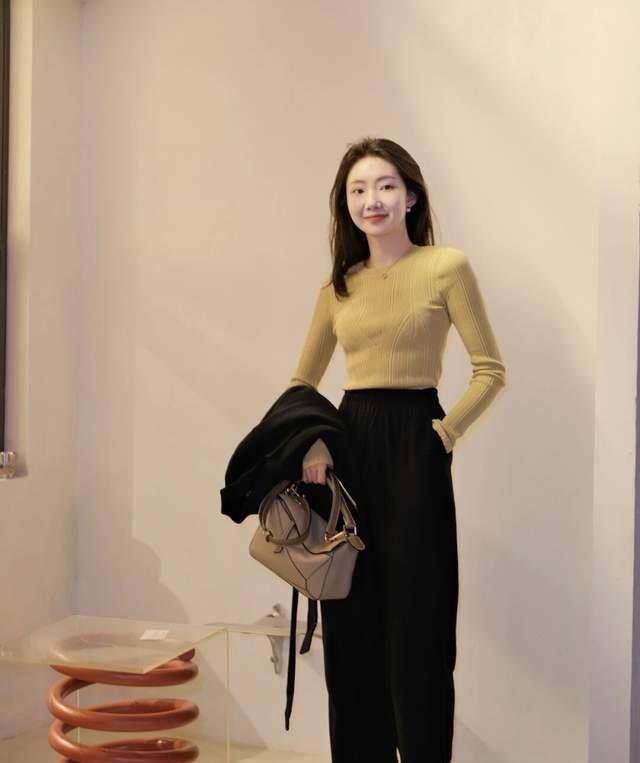 下半身 小个子女生秋冬如何穿出女人味？芥末黄打底衫搭配阔腿裤，超好看