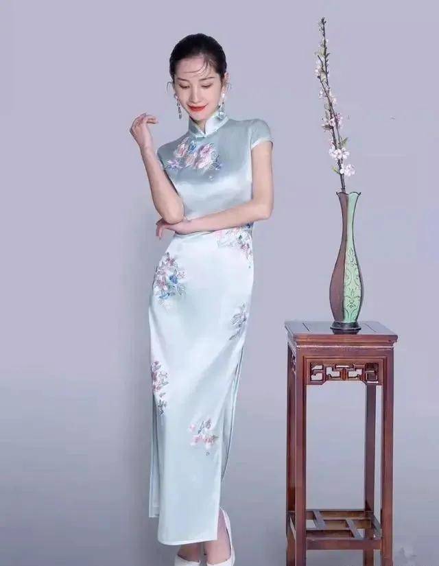 服装 每个女人都该有的一件衣服，还得是旗袍，典雅高级气质犹存还时尚