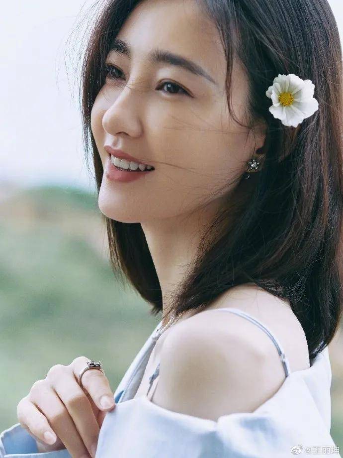 当红 女星王丽坤晒多组惊艳美图!雪肤玉貌太性感妩媚