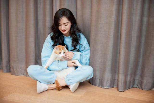 全黑 杨幂罕见晒家居私服！穿卫衣套装竟显高级感，涂烈焰红唇妩媚美艳