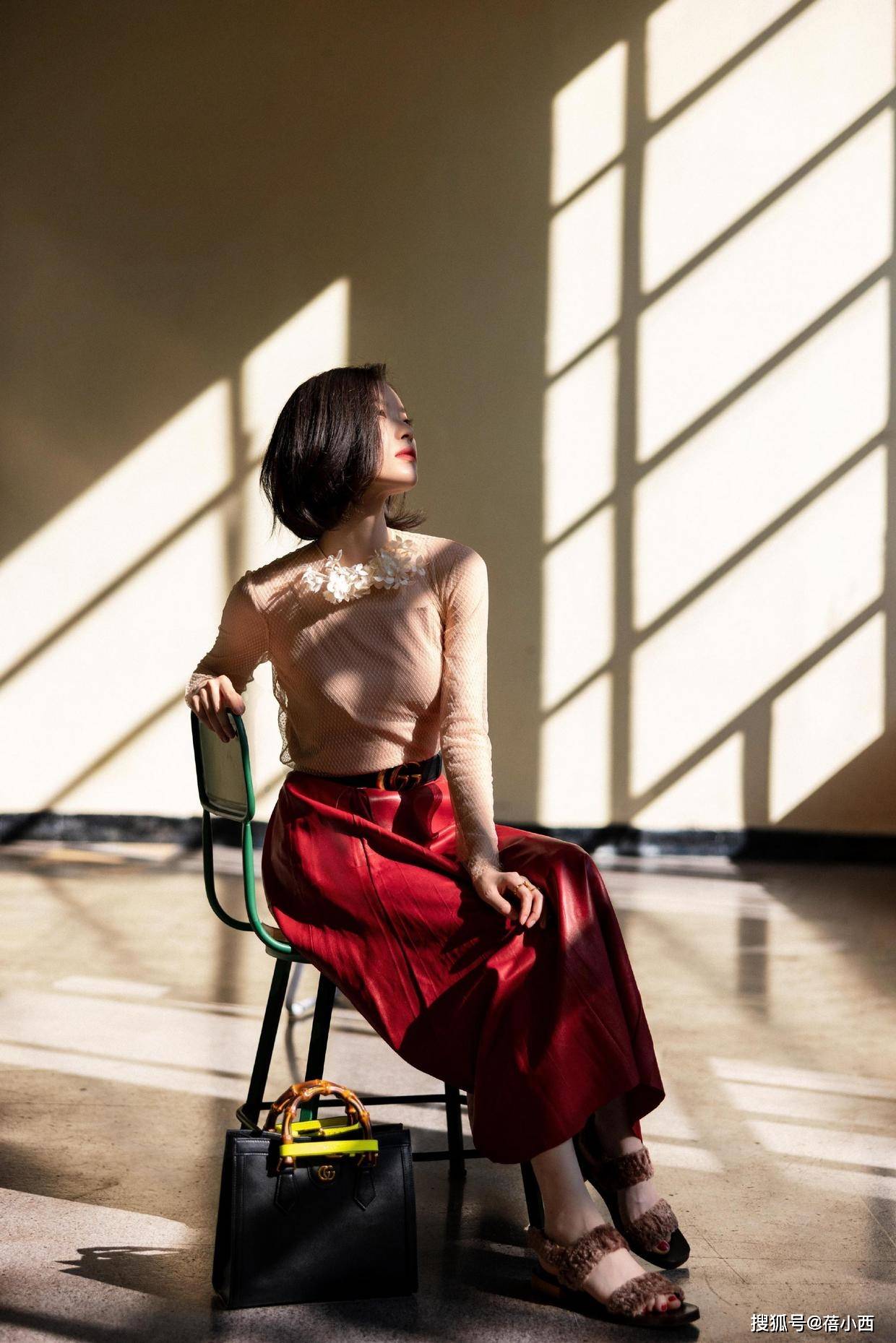 黑色 倪妮不愧是“谋女郎”，连穿裸色针织衫配红裙都很高级，气质无敌