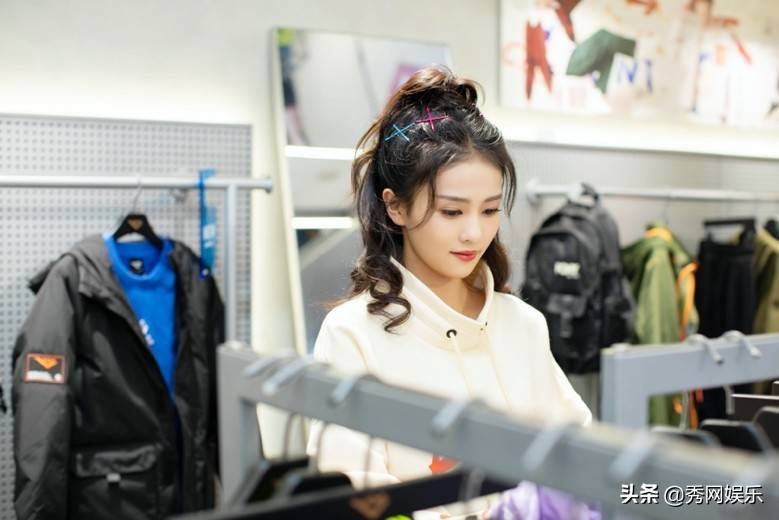 来福士 与PONY一起玩点没玩过的 品牌代言人白鹿现身上海助阵开业现场