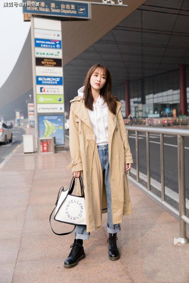 黑色 陈乔恩还能再“嫩”吗?穿卡其色风衣配马丁靴,嫩成24岁少女