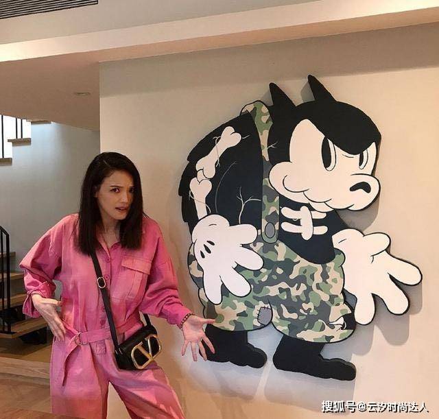 设计 舒淇才是真的“气质女神”，穿粉色工装连体裤又飒又美，哪像44岁