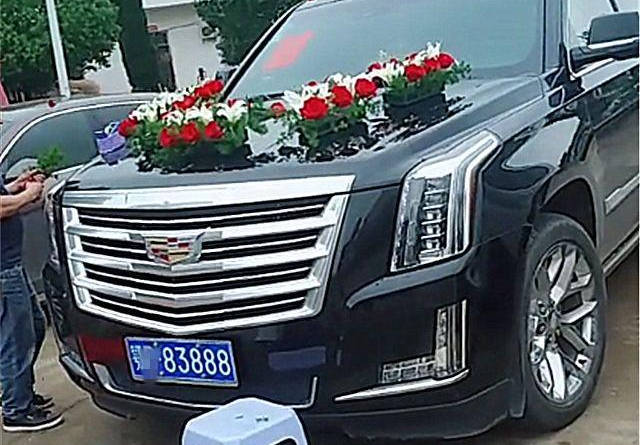 湖北一富二代结婚 头车用宝马7系 车价不贵但车牌却是亮点 越野