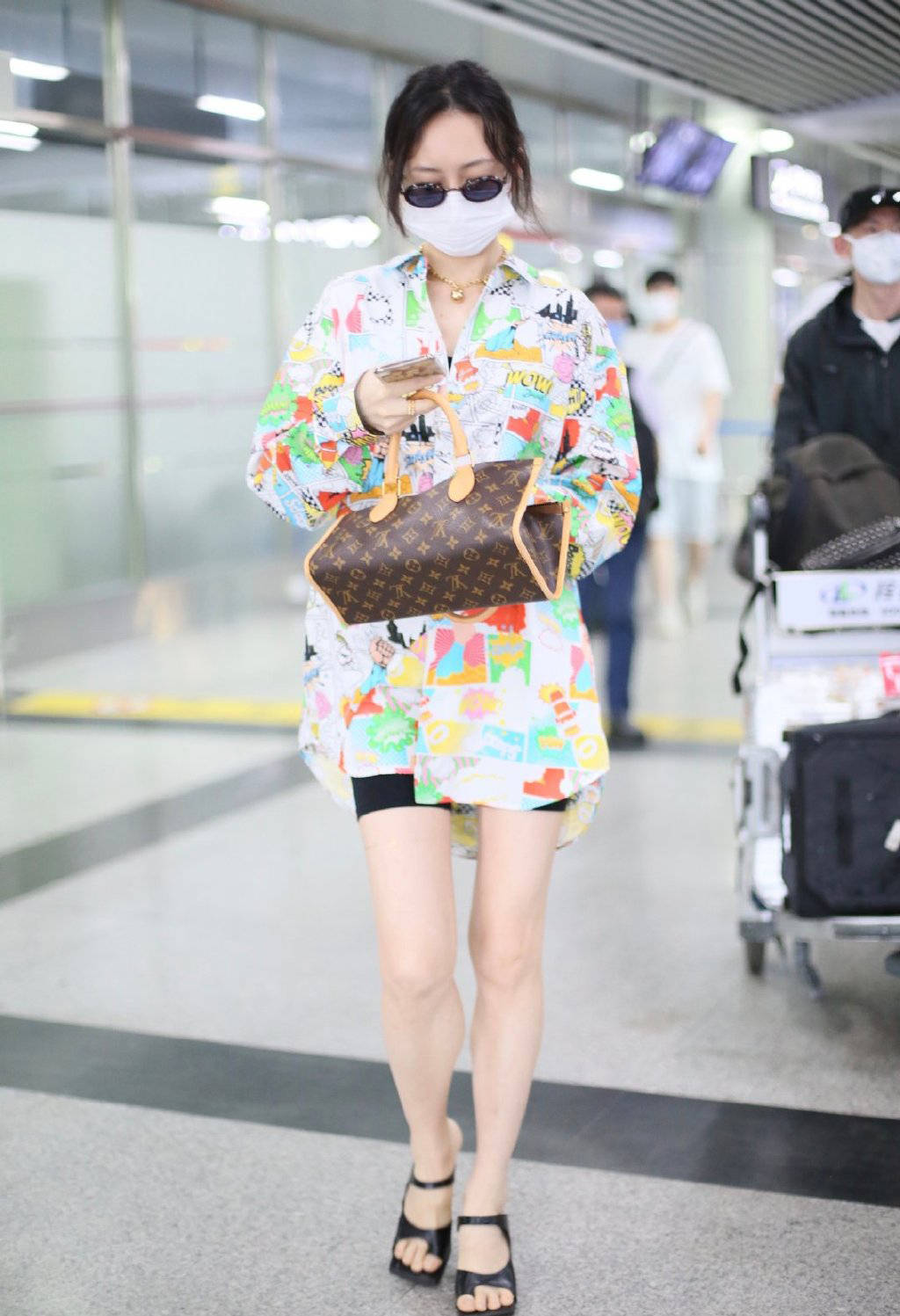 王鸥 王鸥何时这么高调了，穿彩色印花衬衫配骑行裤，纤细美腿抢镜十足