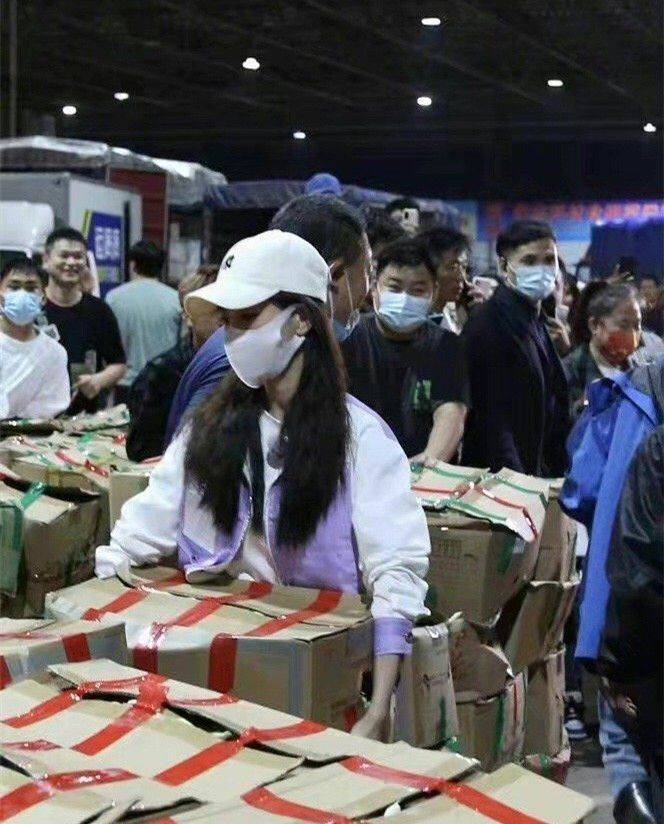 颜色这才是真实的杨颖，不修图整张脸土黄又干瘦，但五官立体很漂亮！