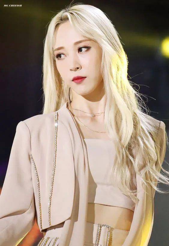 金发抄袭Lisa“太妹头”的佟丽娅一夜刷爆几亿播放量？内娱女爱豆都看跪了！