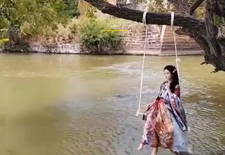 四川一女生穿汉服坐在河边秋千上拍唯美视频，下一刻让人笑出眼泪