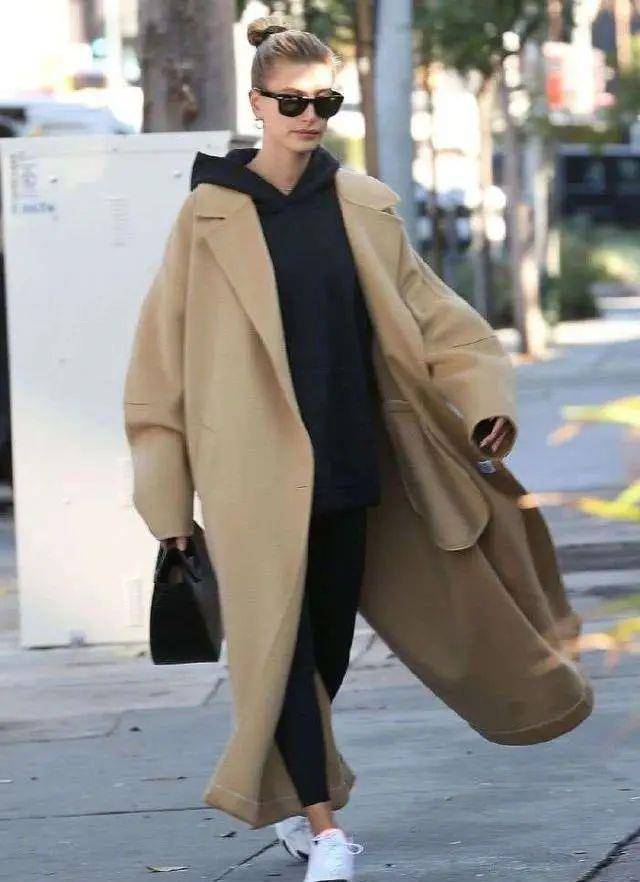 颜色 左小青也爱花丝巾，配驼色大衣优雅显贵，带9岁女儿走机场笑好甜