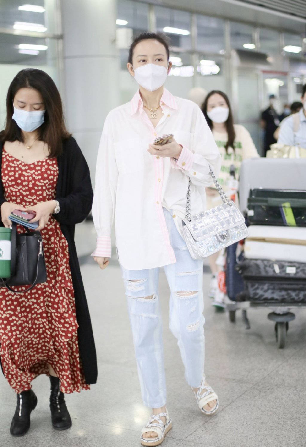 王鸥 王鸥何时这么高调了，穿彩色印花衬衫配骑行裤，纤细美腿抢镜十足