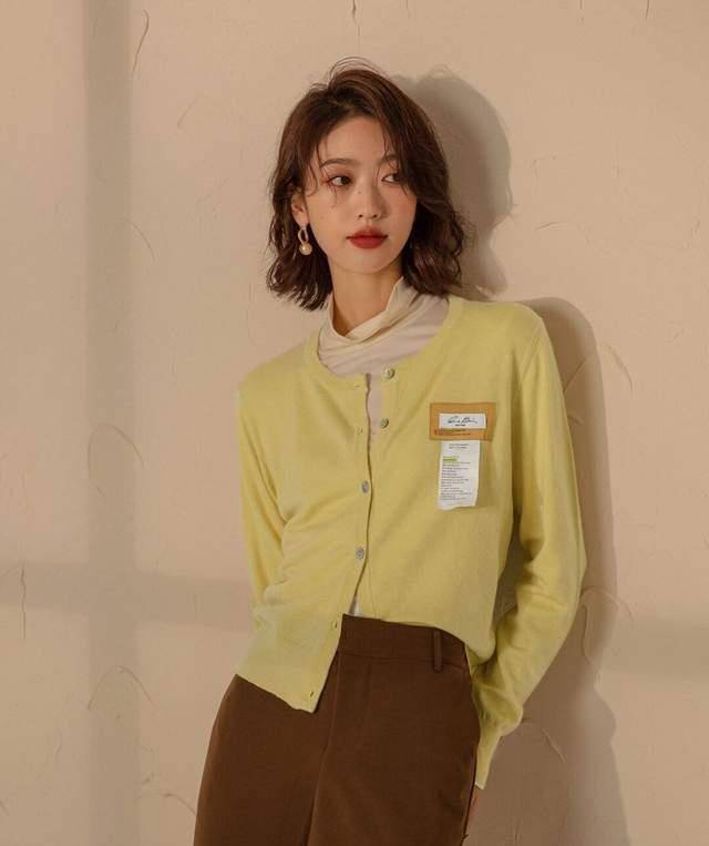 下半身 小个子女生秋冬如何穿出女人味？芥末黄打底衫搭配阔腿裤，超好看