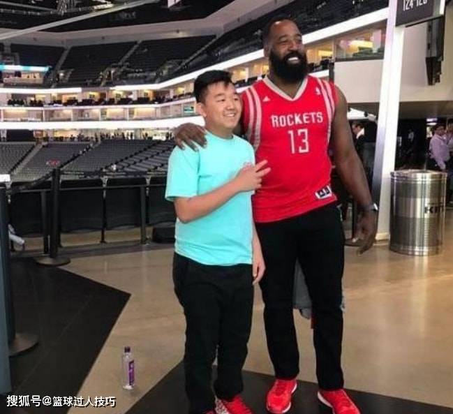 湖人|路人撞脸NBA球星：湖人赛场出现2个詹姆斯，东契奇球迷逗笑本尊