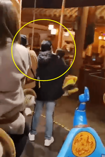 连向太|郭碧婷陪女儿坐旋转木马，向佐在旁暖心保护，两人逗女儿玩乐画面温馨