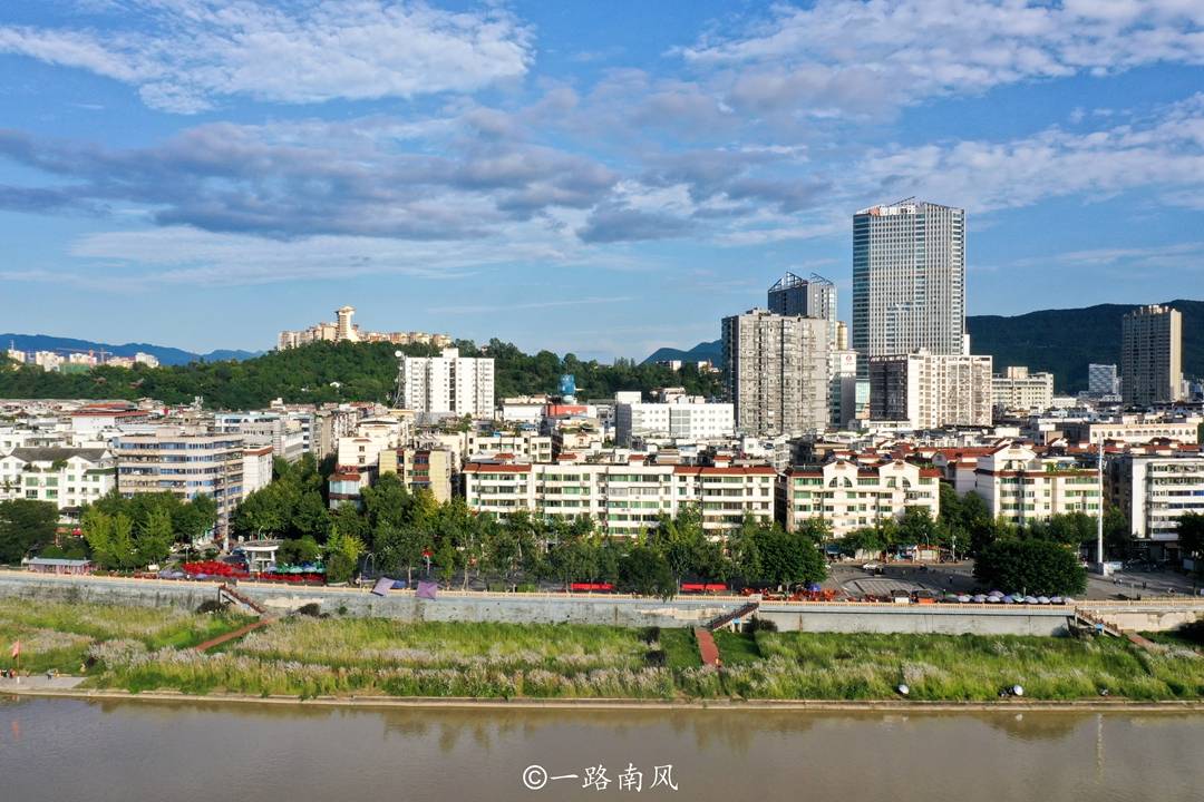 栈道|四川广元冷门景点，网上难以查到资料，芦苇林映衬城市建筑美如画