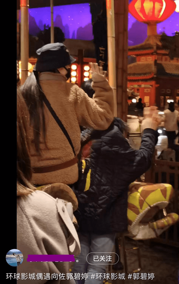 连向太|郭碧婷陪女儿坐旋转木马，向佐在旁暖心保护，两人逗女儿玩乐画面温馨