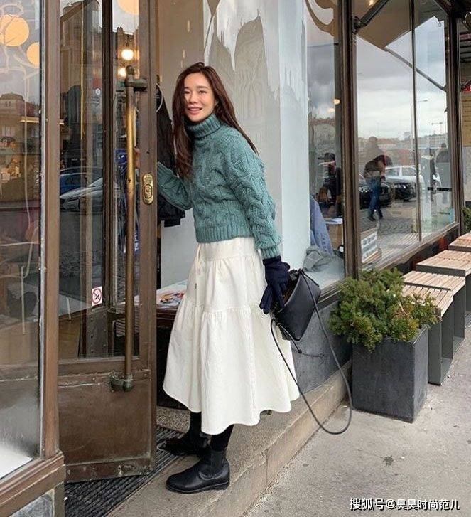 毛衣 会打扮的中年女性，秋冬季都在穿这3件上衣，轻松打造年轻态