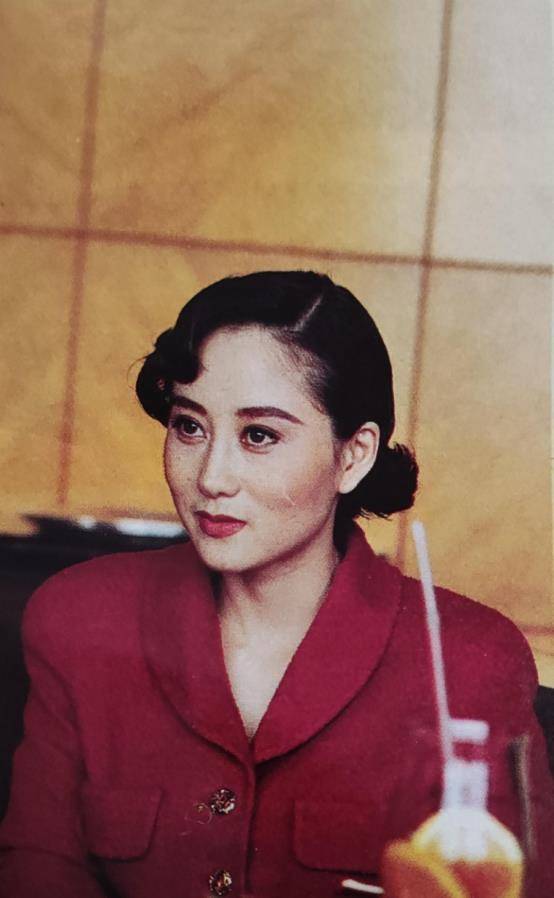 服装 92年的利智可真美,穿搭淑女还温柔,怪不得能迷住李连杰