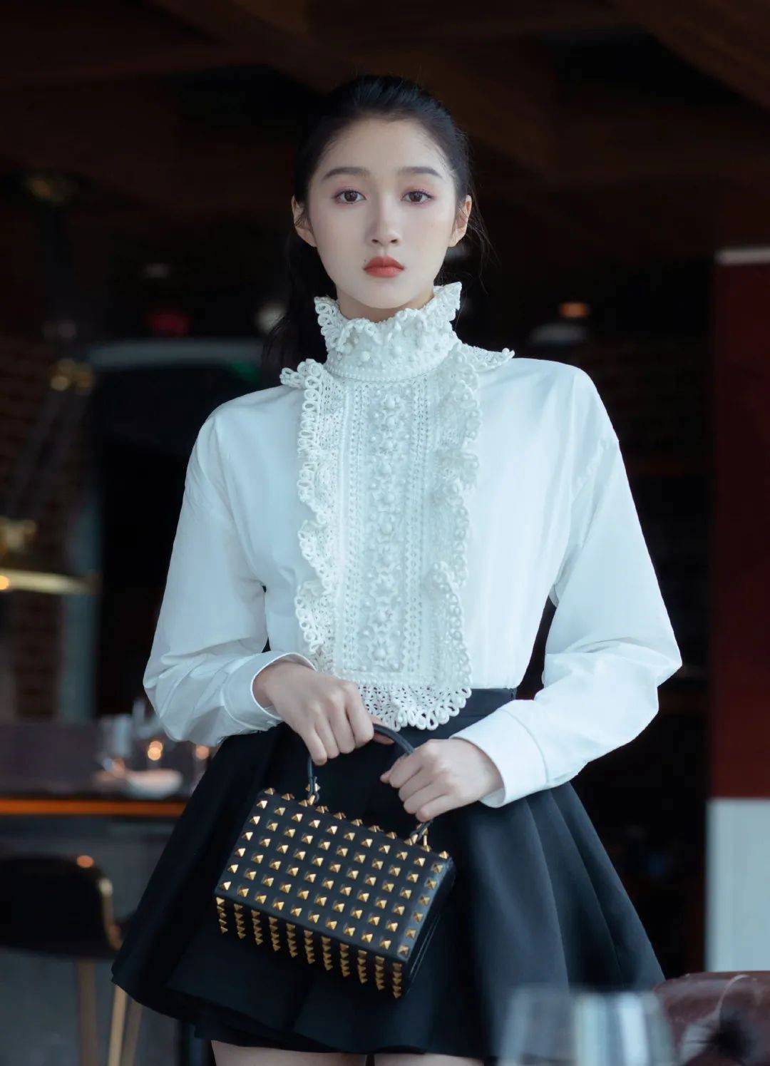 黑色关晓彤和娜扎同框，小5岁却被吊打，这些年她被造型师害苦了！