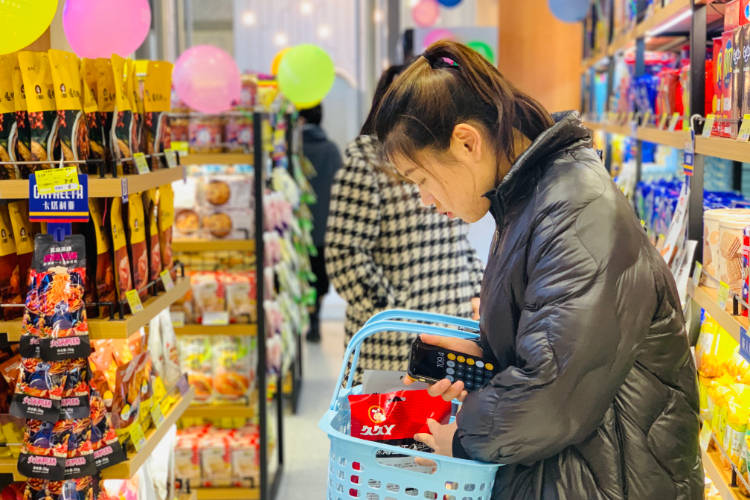 生活|52岁女士的开店日常，开一家优雅精致的卡塔利亚进口零食超市