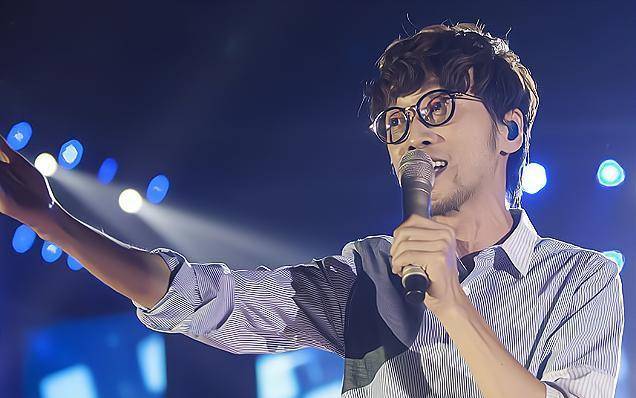 身份|周传雄年初以学员身份参加节目被传落魄，时隔半年就高调开演唱会