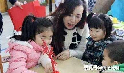 什么|孩子幼儿园内打闹摔倒，老师的行为却导致孩子讨厌上学！