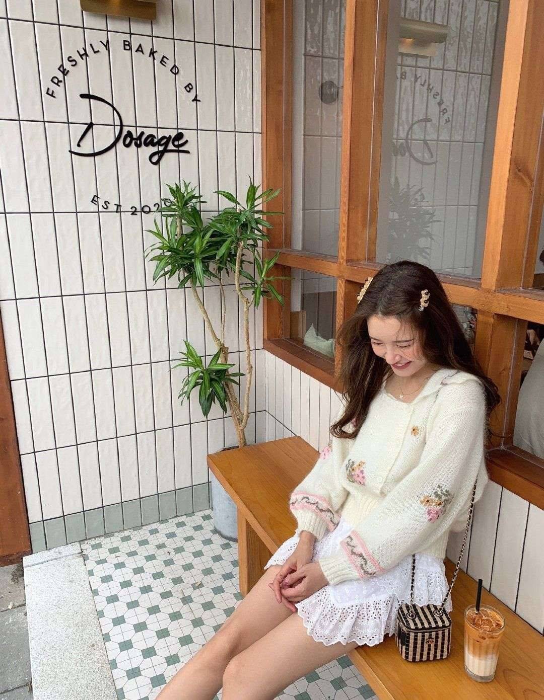 陈赫 陈赫眼光挺不错，37岁娇妻穿少女装像大学生，真看不出已是孩子妈