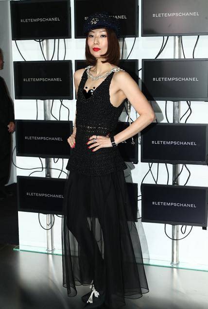 黑色 郑秀文冻龄女神，穿黑色连衣裙不但秀出了性感的事业线，高级减龄