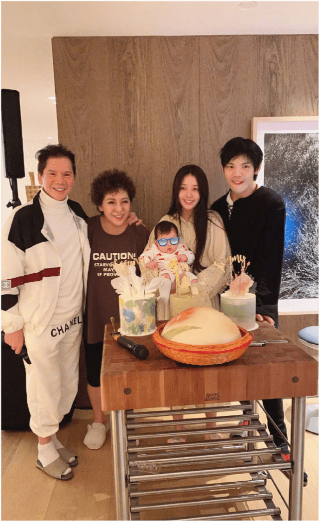 连向太|郭碧婷陪女儿坐旋转木马,向佐在旁暖心保护,两人逗女儿玩乐画面温馨