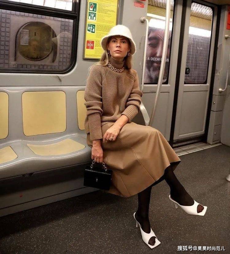 毛衣 会打扮的中年女性，秋冬季都在穿这3件上衣，轻松打造年轻态